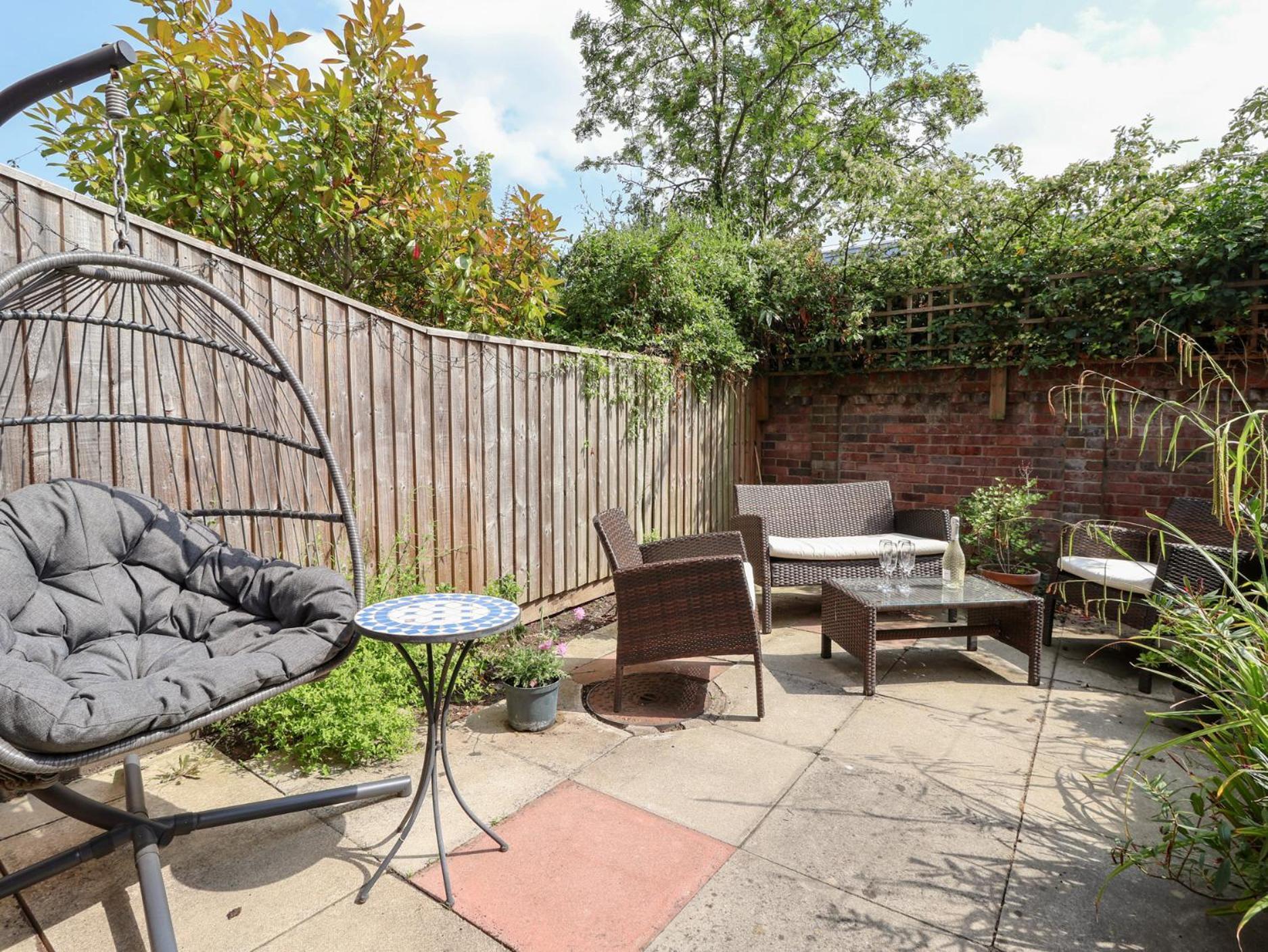 17 Fewster Way Villa - York — Photos 2